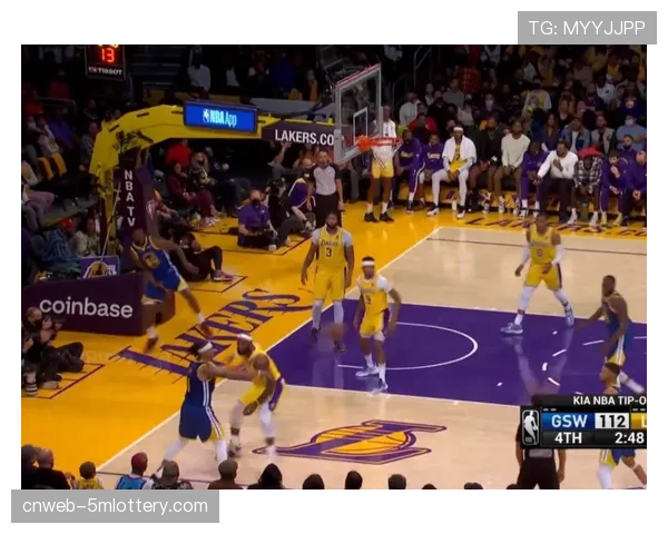 回合解析：西亚卡姆抢下后场篮板，自己运球推进完成一条龙上篮