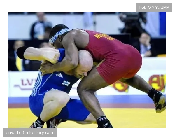 纽约市举办首届地铁站街头摔跤表演赛，吸引大量观众