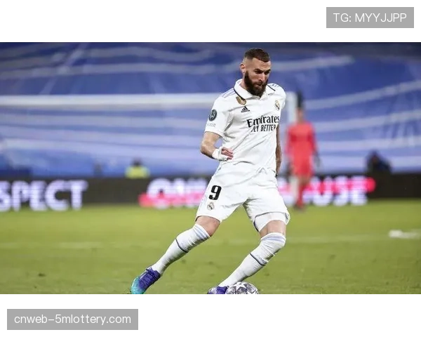 两年前经典：本泽马在伯纳乌对阵巴黎时那次著名的肋部反越位进球