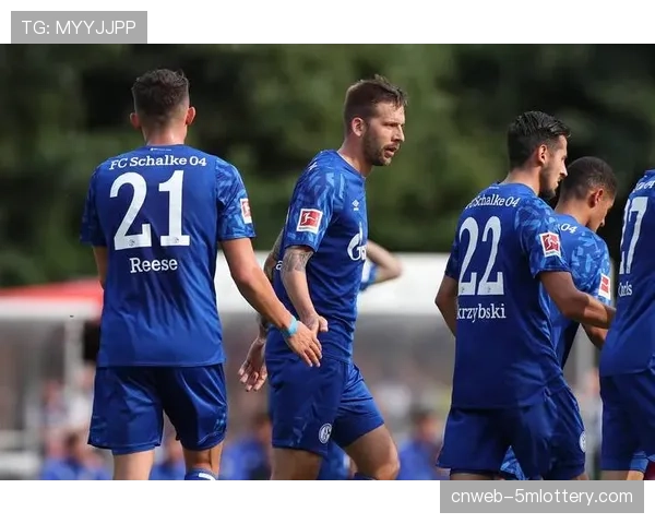 奥格斯堡1-1沙尔克04,主队通过战术角球配合扳平比分 奥格斯堡1-1沙尔克04,主队通过战术角球配合扳平比分